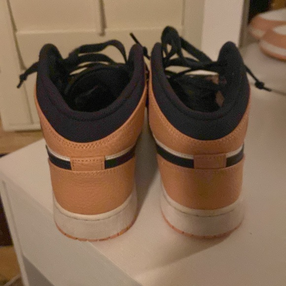 Air Jordan 1 Mid Pink Quartz
Size= 7Y - Picture 3 of 3